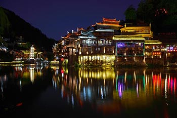 長沙出發(fā)到張家界天門山、玻璃棧道、鳳凰古城、鳳凰夜景往返二日游